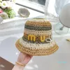 Sombrero de cubo de diseñador de color Rainbow con sombreros de paja tejidos de crochet de color dopamina con cartas bordadas para vacaciones de vacaciones de moda