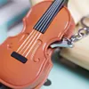 Violino de presente criativo com chave de cigarro de plástico pendente de teclado