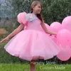 Flicka klänningar flickor födelsedagsfest korta ärmar en axel puffig organza enkel första nattvards klänning rosa blommaklänning