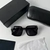Occhiali da sole designer classici occhiali da uomo per donne casual protezione UV con cornice quadrata vintage vetrali da sole alla moda mZ150 b4
