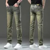 Kong Hong Brass Denim Jeans para hombres Distribuidos de alta gama y ligeros Luxury Luxury Slim Fit Pequeño Pantalones largos Estilos de otoño de invierno