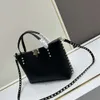 Bolsas de designer de mão bolsas de garanhão de rock gotes valentyno ombro de moda de grande capacidade bolsa de couro de rebite 2024 novo crossbody ttete de goma de cheiro feminino yhl9