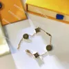 Bracelets de charme Collier de boucles d'oreilles Designer pour femmes Lettre quatre feuilles bracelet bracelet plaqué or perle cristal fashion femme bijoux de bijoux girl cadeau