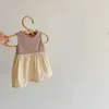 Rompers Summer Nowe ubrania dla niemowląt Bliźniacze ubrania dziecięce Patchwork Toddler Vest Bodysuit Sisters Odzież H240509
