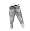 Mäns jeans harajuku -stil sommar och fashionabla lyxiga män jeans perforerade små fot casual tiggare retro byxor q240427