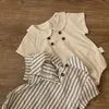 Rompers sommar ny preppy stil baby bodysuits skjorta krage flickor pojkar bodysuit andas linne en bit babykläder H240429