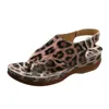 Klädskor kvinnors sandaler kil sexig leopard tryck 2024 sommar mode strand flip flops klassisk romersk