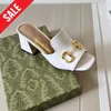 Luxo Sandálias de designer famosas altas saltos baixos saltos femininos sandale moda moda de couro casual slides chinelos plataforma mules