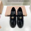 MIUI Casual Designer Buty luksusowe mokasyna buty balet buty impreza patent skórzany pół-płaski jagnięta nogi buty imprezowe sukienki sukienki buty. Cead Miumiuss