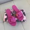 Luxus -Designer -Hausschuhe, hohe und flache Absätze Sandalen, ausgehöhlte Gummi -Lederrutsche, Mode Sommer -Damen Beachschuhe, Schieberegler Mules Sandale Claquette