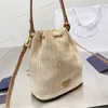 Bolsas de palha tecidas Bolsa de balde feminino Bolsas de ombro de nylon hobos Laffia Grass Bolsas de crochê de bordado de moda letra Triângulo Decoração Crossbody Purse Lady Small Tootes pequenas