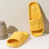 Slippers 2024 Zomerslipper Groothandel zelfgemaakte deodorant badkamer baden Anti -slip dikke zool slaapzaal paar sandalen