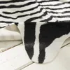 カーペットマスソームフェイクゼブラプリントエリアラグフィートかわいい柔らかい黒と白の子供のベッドルームカーペットジャングル/サファリテーマ140x160
