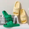 Slippers 2024 Zomerslipper Groothandel zelfgemaakte deodorant badkamer baden Anti -slip dikke zool slaapzaal paar sandalen