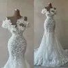 Robes de mariée balayez le train nuptial sirène robe en dentelle une épaule fleurs faites à la main perles de taille plus manches sans manches