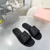 Kvinnors toffel designer sandaler mule sammanlåsande kokosnötblad fiber texturerade tyg platt skor sommarstrand vävda tofflor mode öppen tå flip flops m