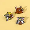 filme de infância Cats Catch Mouse Badge Cute Anime Filmes Games Hard Pins de esmalte coletam Cartoon Broche Backpack Hat Bag Gollar Lapel Badges