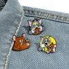 filme de infância Cats Catch Mouse Badge Cute Anime Filmes Games Hard Pins de esmalte coletam Cartoon Broche Backpack Hat Bag Gollar Lapel Badges