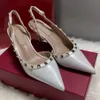 Bombas de cuero de cuero de grano zapatos de vestimenta de lujo sandalias de diseñador gatito sándalo para mujeres zapatos de punta sexy tacones de metal zapatos de boda de moda de moda de verano