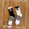 Damessokken Kousen Luxe designer Solid kleur voor vrouwen Ins Socks All-match Mid Tube Thermal Pure katoen zwart Wit