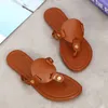 2024 Designer slippers dames beroemde modeg flop flops sandalen molenaar glijbanen lederen sandaal metallic zilver roze zwart bruine vrouwen trainers banaalschuurschoenen