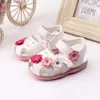 Sandaler Baby Girl Led Sandals Summer Sweet Baby Toddler Shoes Fashion Flower Princess Sandaler Soft Baby Beach Shoesl240429