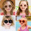 Occhiali da sole 2024 Nuovi bambini carini a colori solidi fiore uv400 da sole da sole rotonde giratine ragazzi di protezione da sole occhiali da sole da sole occhiali da sole d240429