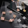 Bijoux haut de gamme Brangles pour les femmes Vancleff Four Leaf Clover Five Flower Bracelet en acier en titane plaqué avec 18 km réel Collier laser CNC réel non décoloré