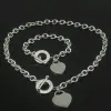 Collier en forme de coeur avec bracelet de créateur sets de luxe de mode de mode pour femmes bijoux avec des cadeaux de rassemblement social en boîte d'emballage