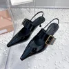 Lüks tasarımcı kadın sandaletler Slingbacks pompalar yavru kedi topuklu seksi nokta sandalet yaz partisi akşam ayakkabıları patent deri kauçuk metal toka koyun derisi topuklar