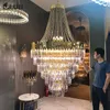 Crystal Chandelier dans le salon de la villa duplex, lustre en spirale, lustre de salon de luxe moderne