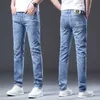 Haftowane dżinsy Masowe marki mody Kong Hong dla męskich jasnoniebieskich luksusowych luksusowych Slim Fit Modne i wszechstronne długie spodnie