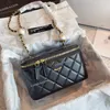 Kadın Tasarımcı Makyaj Çantası İnci Ayarlanabilir Toka Trim Kuzu Deri Deri Lüks Vanity Kutusu Altın Donanım Zinciri Kozmetik Kılıf Çanta Omuz Çapraz Çantası 16x10cm