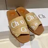 Sandales de designer célèbres Femme Woody Flat Mule Slippers Fomen Mousse Foam Slides Platform Home Slipper Summer SATILS PLAQUES CHAPEURES SULLER