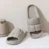 Slippers 2024 Pantoufle d'été en gros en gros de la salle de bain désodorante baignade anti-glip