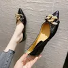 Chaussures décontractées en cuir breveté chaîne de métal mocassins Femme talons mots femmes pointues pointues