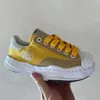 Hotsale casual skor sneakers canvas womens tränare maison mihara mmy yasuhiro mens snörning svart vit trim gul formad tå tröstar kvinnor herr designers skor