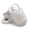 Sandálias recém -nascidas garotas de verão sandálias da moda confortável e moles Sapatos de caminhada Sapatos de chuveiro branco Sapatosl240429