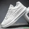 Casual schoenen 2024 Herfstwit voor mannen Koreaanse heren mode plat veter sneakers mannelijke comfortabele sport gevulkaniseerd