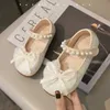 Sandalen Girls Mary Jane schoenen met boog-knoop mode Kids Pearls Crown Prinsesschoenen voor feest bruiloft Kinderen Lederen schoenen Non-slip