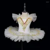 Jupe de ballet des filles porte sur scène avec des vêtements de performance moelleux pour enfants suspendus