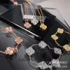 Bijoux haut de gamme Brangles pour les femmes Vancleff Four Leaf Clover Five Flower Bracelet en acier en titane plaqué avec 18 km réel Collier laser CNC réel non décoloré