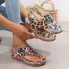 Klädskor kvinnors sandaler kil sexig leopard tryck 2024 sommar mode strand flip flops klassisk romersk