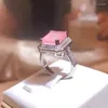 Clusterringe stilvolle rosa Kristallgeometrie Full Diamond Paar Ring für Frauen quadratische Zirkon verlegt Silber Halloween Verlobungsschmuck