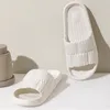 Slippers 2024 Zomerslipper Groothandel zelfgemaakte deodorant badkamer baden Anti -slip dikke zool slaapzaal paar sandalen