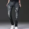 Elastik Marka Erkekler Denim Jeans Hole Rem Street Moda Yaması Modeli İnce Fit Serin Günlük Varış Hip Hop Pants 240420