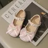 Sandalen Girls Mary Jane schoenen met boog-knoop mode Kids Pearls Crown Prinsesschoenen voor feest bruiloft Kinderen Lederen schoenen Non-slip
