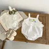 Rompers 2024 Summer New Baby Bodysuits Girls Girls Flower Girls One Piece Ruffle Camisole Outfit H240429