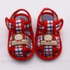 Sandali estate neonati e ragazze per la prima volta a piedi sandals sandali cavi cotone baby scarpe alette morbide per i bambini piccoli240429