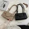 Axelväskor kvinnors bruna väska designer vintage armband elegant fransk bröd mode svart